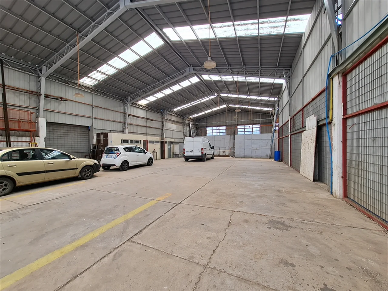 Nave cubierta del sector de 700 m², con estructura metálica y pavimento existente
