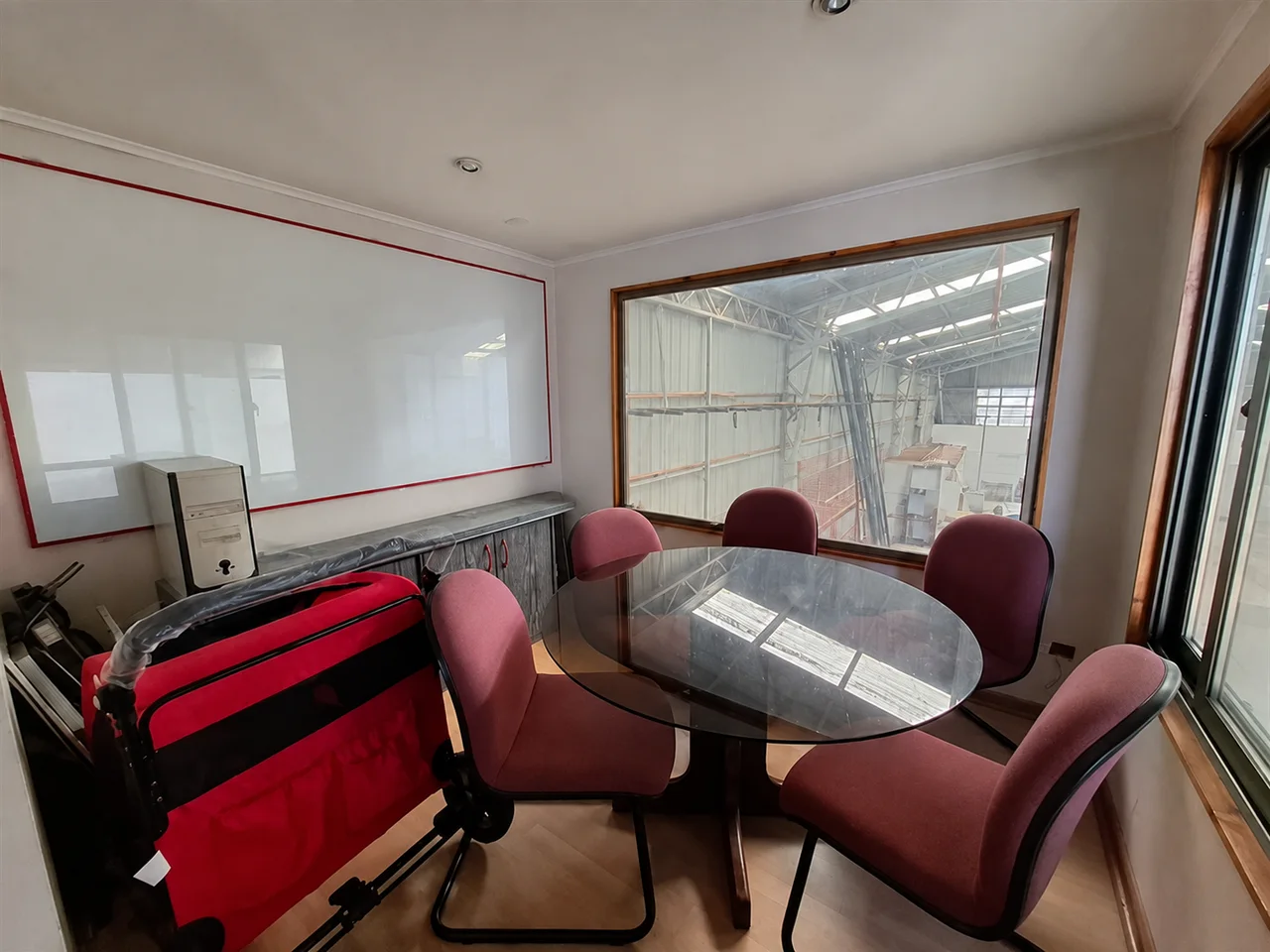 Sala de reuniones del sector de 700 m². Sala de reuniones con ventana hacia la nave.