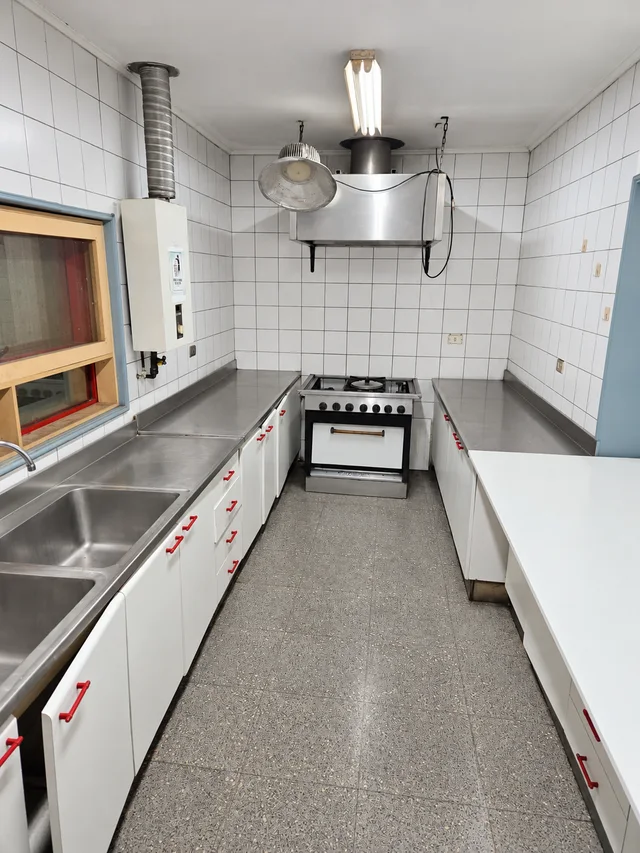 Dependencia de cocina con mesones, lavaplatos y equipamiento visible